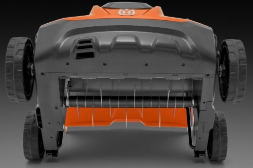 Husqvarna S 138i akkumulátoros gyepszellőztető (akkumulátorral és töltővel)