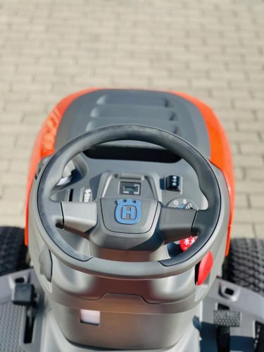 Husqvarna TC 220T fűnyíró traktor fűgyűjtővel